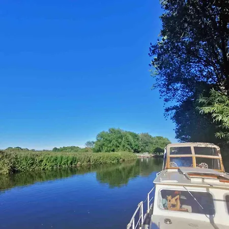 Dutch Cruiser Ship On A Tranquil Secluded River Tonbridge Exterior photo